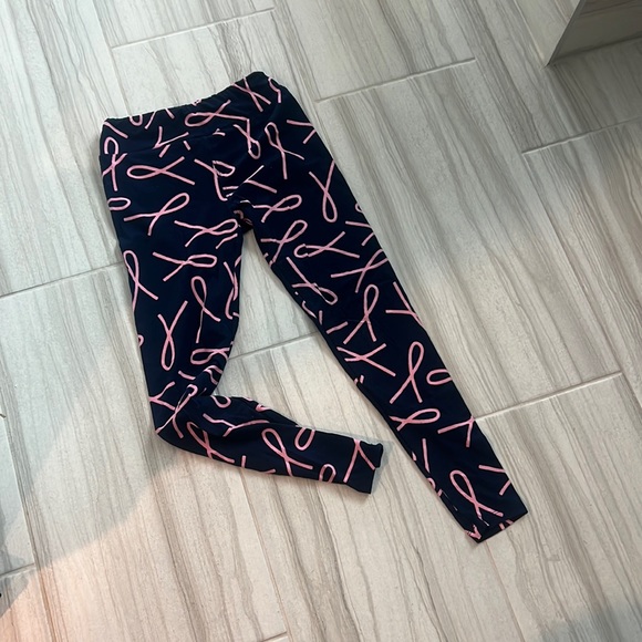 LuLaRoe Onesize Breast Cancer Ribbon leggings - Picture 1 of 3